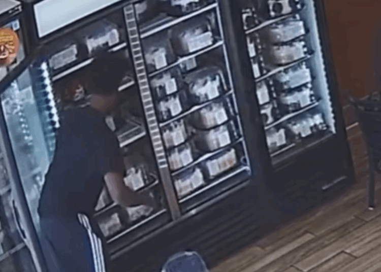 Klant is woest en gaat los in de winkel