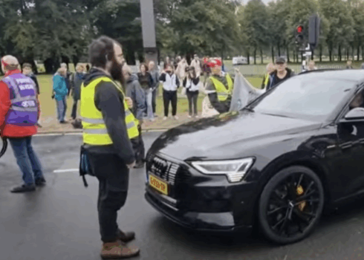 VIDEO: Elektrische rijder botst met klimaatactivisten op A12