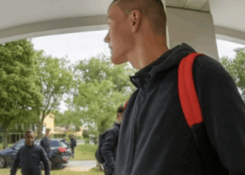 Jongen in Rotterdam belt in paniek aan bij een huis