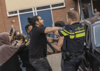 Agent laat echt niet over zich heen lopen in Almere en laat zien wie de baas is