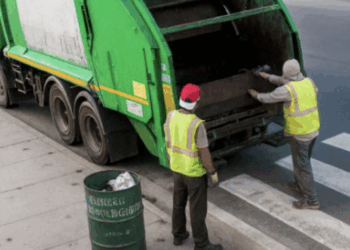 Vuilnisman is aan het werk maar gaat compleet fout