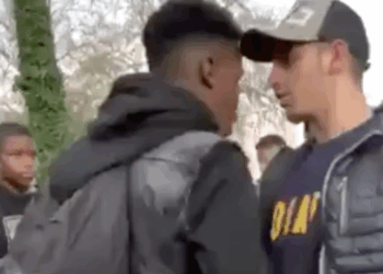 Jongen wordt door twee gasten in België opgewacht maar dan komt er hulp