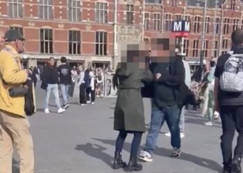 Man sleurt vrouw aan haar haren in Amsterdam
