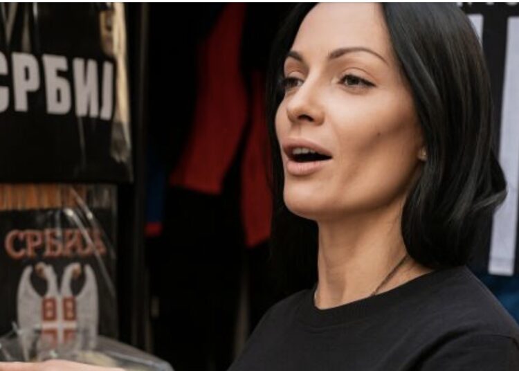 Vrouw op een markt koopt een leuk nieuw shirtje