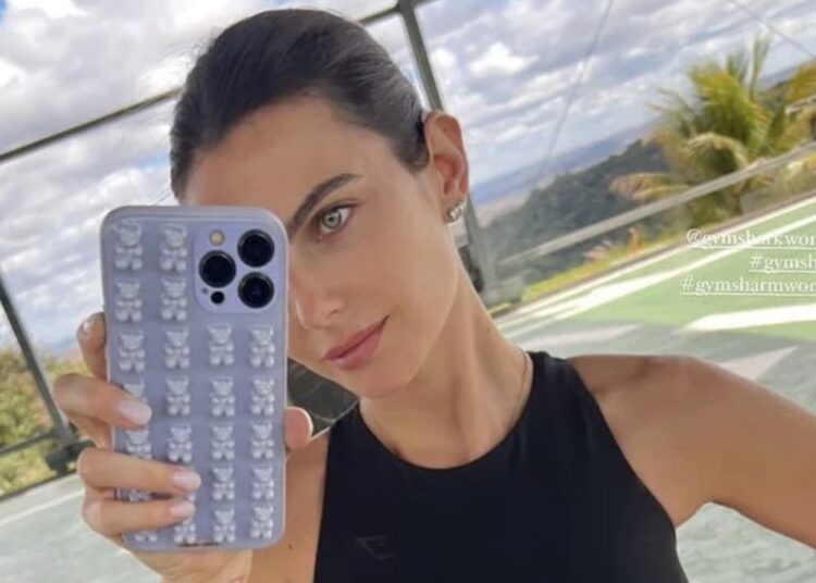 Kelly Piquet, vriendin van Max Verstappen gaat uit de kleren voor mooie kiekjes