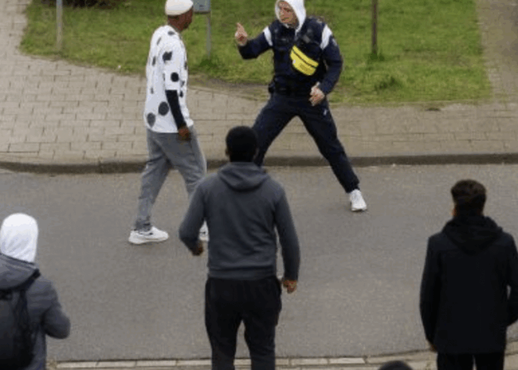 Twee gasten denken makkelijke prooi te hebben