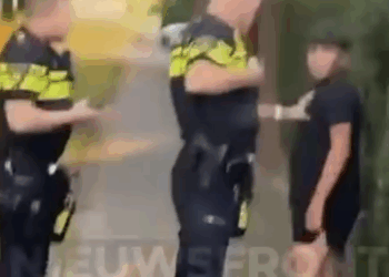 Agenten grijpen stevig in en leren brutale jongen een les