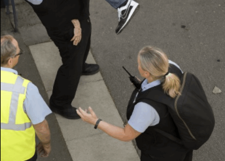 Conducteur van de oude stempel laat zien hoe het moet