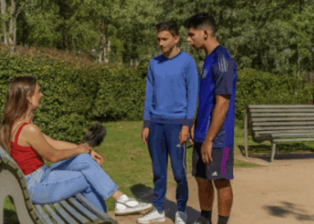 Twee gasten in het park vallen iemand lastig..