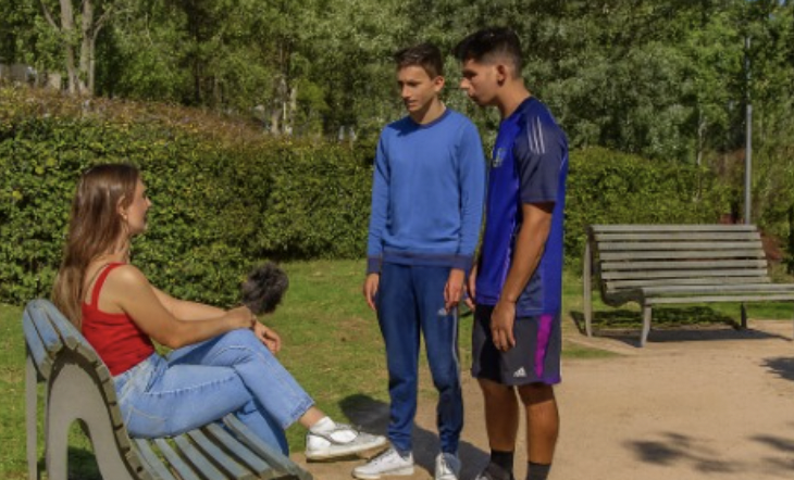 Twee gasten in het park vallen iemand lastig..