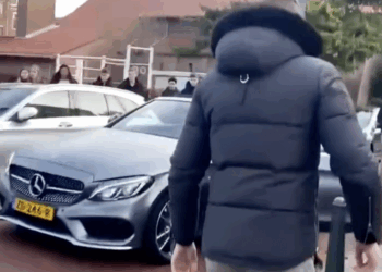 Mercedes-bestuurder slaat door tegen MBO-scholieren