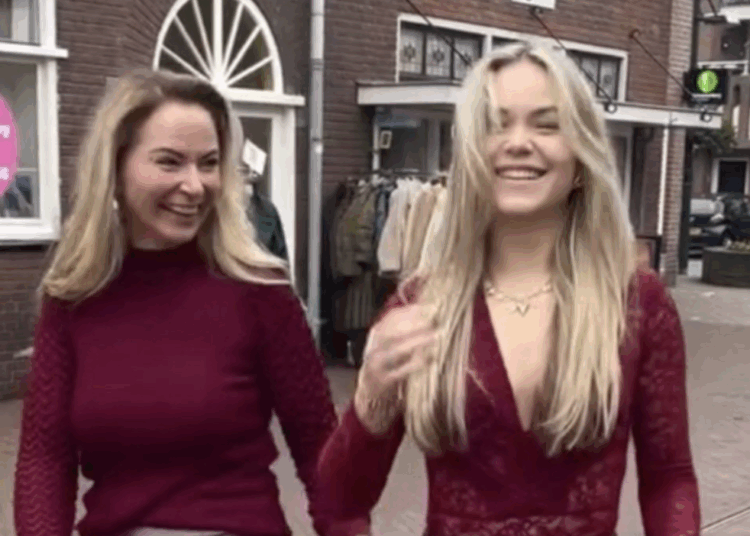 Moeder en dochter maken leuke kiekjes voor hun webshop maar missen één detail
