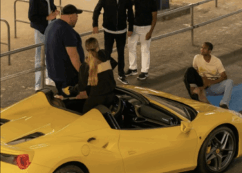 Ondertussen in Berlijn waar een gast in zijn sportauto de weg van wordt geblokkeerd