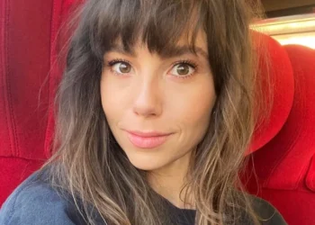 Gewaagde foto’s van Gwen van Poorten zonder kleren gaan rond op het internet