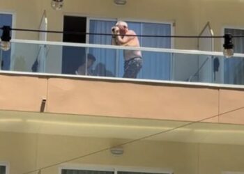 Opa betrapt op gluren naar andere hotelkamer in Salou