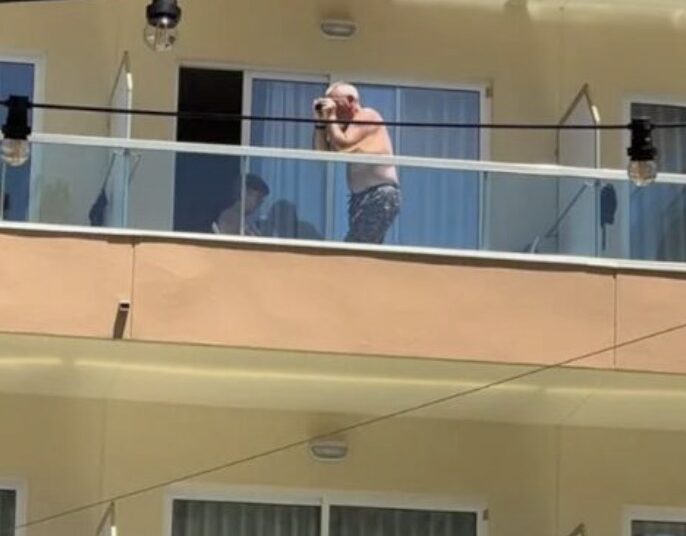 Opa betrapt op gluren naar andere hotelkamer in Salou
