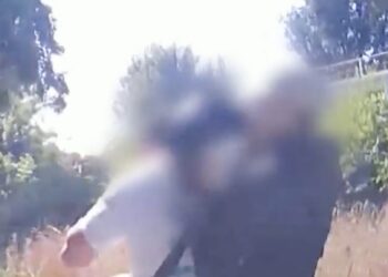 Twee jongens op een scooter gooien tijdens een achtervolging een helm naar de politieauto..