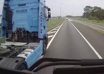 Tot groot genoegen van de vrachtwagenchauffeur krijgt deze idioot die inhaalt over een verdrijvingsvlak wat hij verdient!