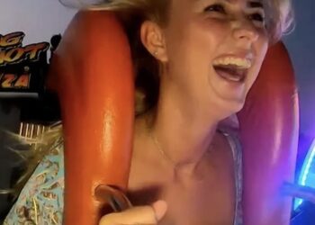 Nederlandse dame neemt haar eigen ‘Airbags’ tijdens een keihard ritje in de Slingshot…