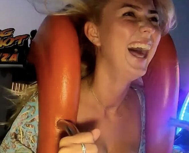 Nederlandse dame neemt haar eigen ‘Airbags’ tijdens een keihard ritje in de Slingshot…