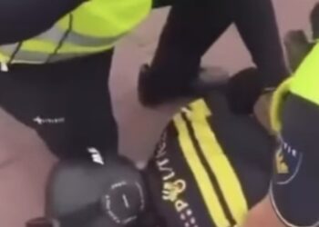 Scooterrijder met een Pakmedan-kenteken en een politieshirt is in Katwijk na een achtervolging door de politie aangehouden.