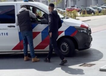 Man spuugt zonder reden op politieagenten in auto..