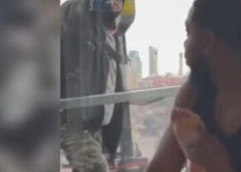 Glazenwasser kijkt op grote hoogte opeens zijn ogen uit en beseft zich dat deze kerel nog een veel mooier beroep heeft…