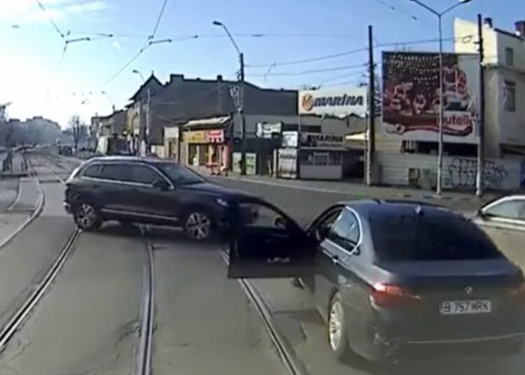 Trambestuurder is woest op het asociale gedrag van een BMW-rijder