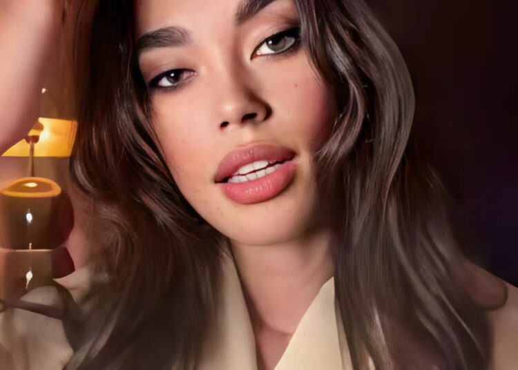 Romy Monteiro op vakantie vergeet even dat alles te zien is in de weerspiegeling als ze uitzicht wil filmen