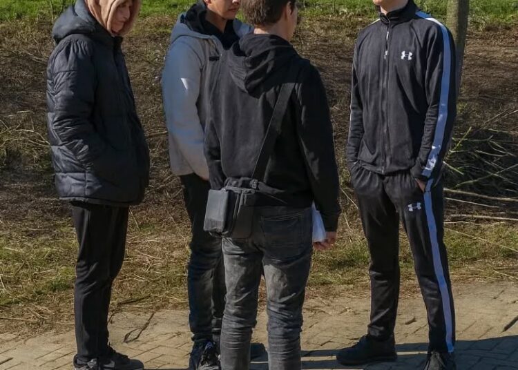 Jongen met rood haar wordt door 3 andere ingesloten