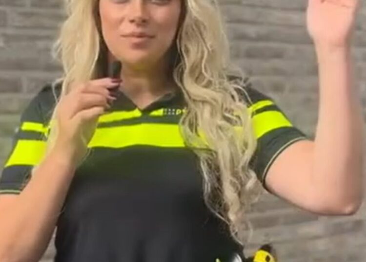 Het internet ontploft: Wijkagente promoot Marokkaans restaurant in video