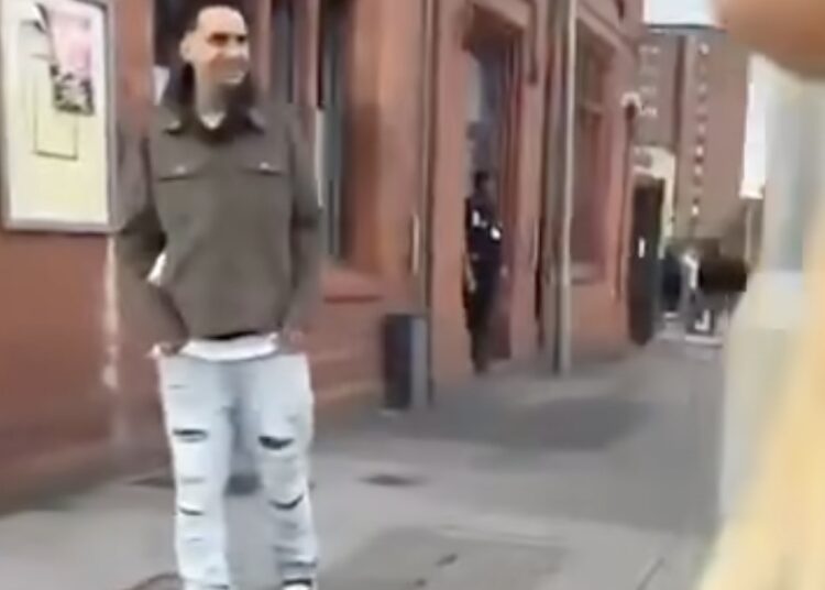 Vrouw wordt lastig gevallen op straat door man en legt dit vast