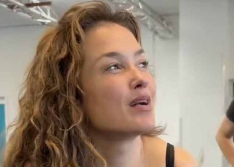 Katja Schuurman danst in kort hemdje en kondigt groot feest aan