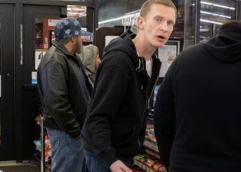 Ondertussen ergens in een winkel waar iemand zijn mond niet kon houden