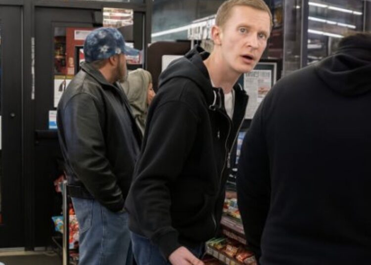 Ondertussen ergens in een winkel waar iemand zijn mond niet kon houden
