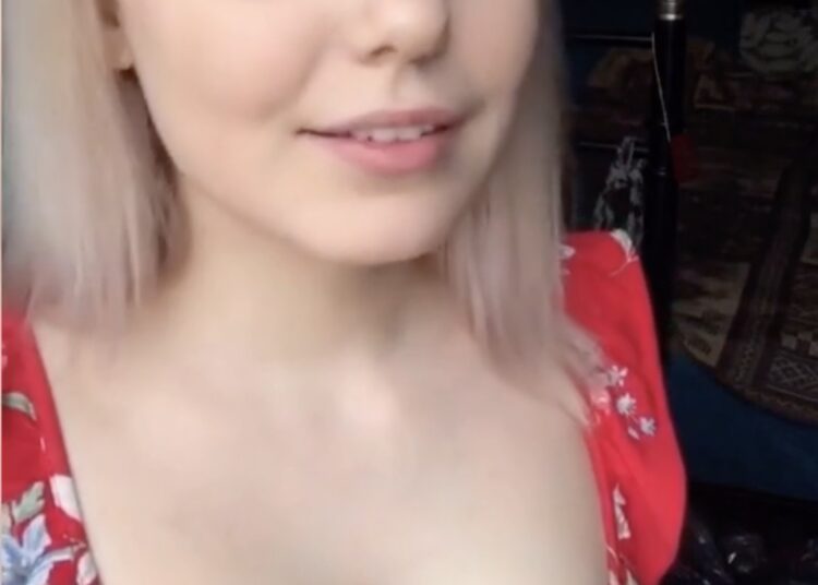 Meisje met bizarre lange tong laat internet compleet stukgaan