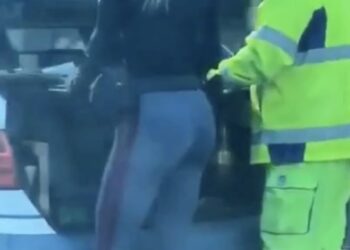 Man rijdt door Italië en spot politieagente met opvallend achteraanzicht — dashcambeelden gaan viraal