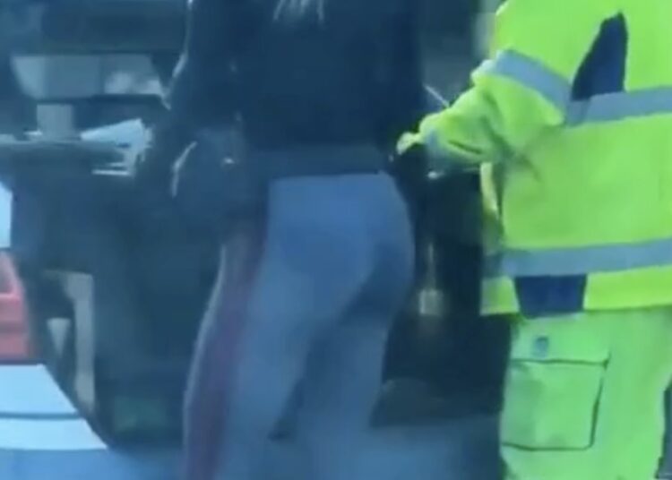 Man rijdt door Italië en spot politieagente met opvallend achteraanzicht — dashcambeelden gaan viraal