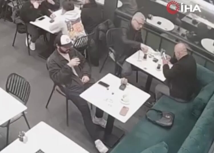 Eettaferelen veranderen in chaos: groep stormt restaurant binnen en richt ravage aan