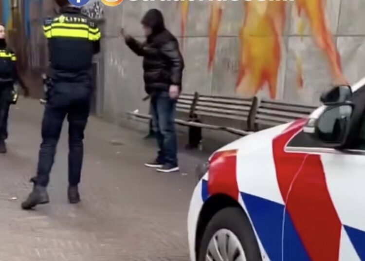 Man met capuchon wordt hard tegen de grond-getaserd