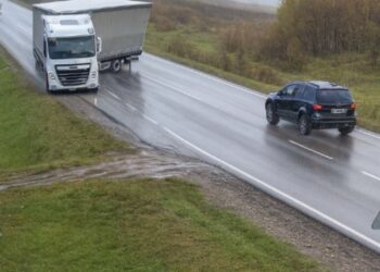 Vrachtwagenchauffeur verliest controle door aquaplaning