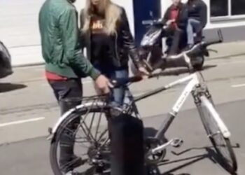 Dame laat niet met zich sollen op straat en laat zien wie de baas is