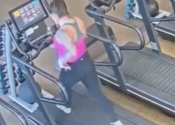 Camera legt vast hoe vrouw tijdens het hardlopen in de gym keihard onderuitgaat – en haar legging achterlaat