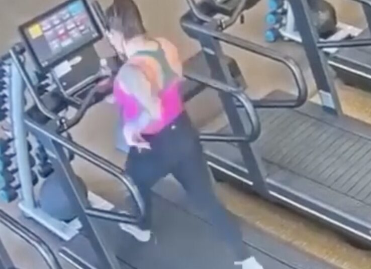 Camera legt vast hoe vrouw tijdens het hardlopen in de gym keihard onderuitgaat – en haar legging achterlaat