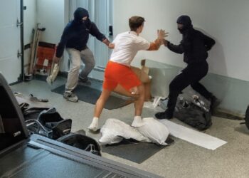 Twee mannen dachten onuitgenodigd spullen uit een garage te halen. Dat ging niet zoals gepland