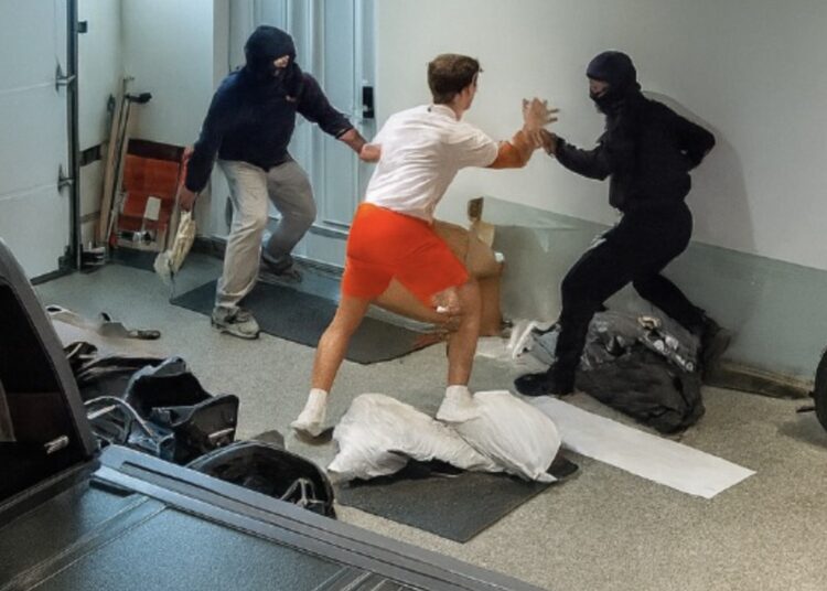 Twee mannen dachten onuitgenodigd spullen uit een garage te halen. Dat ging niet zoals gepland