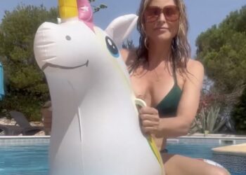 Heleen van Royen laat zich van haar speelse kant zien – bikini, zwembad en een eenhoorn