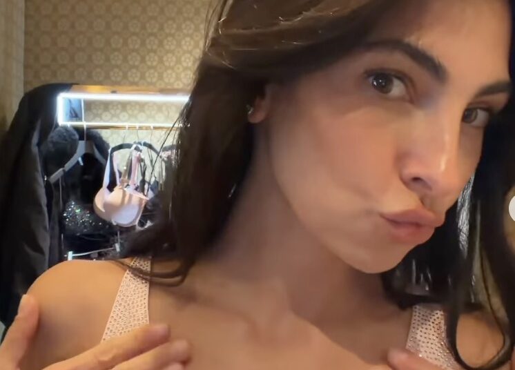 Anna Nooshin (38) laat haar beste kant zien bij Victoria’s Secret-show