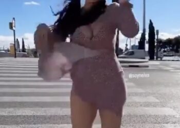 Dame in ultrakort jurkje is vergeten dat het wel heer hard waait vandaag