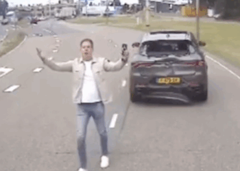 Alfa Romeo-rijder doet brake check voor vrachtwagen in Maasdijk – auto total loss